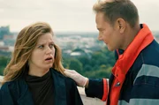 Dr. Hasse (Fabian Harloff, r.) findet Milena Harnisch (Camille Dombrowsky, l.) verstört und mit sichtbaren Verletzungen im Gesicht vor. Er überredet sie, sich umgehend im EKH untersuchen zu lassen. Dr. Hasse (Fabian Harloff, r.) findet Milena Harnisch (Camille Dombrowsky, l.) verstört und mit sichtbaren Verletzungen im Gesicht vor. Er überredet sie, sich umgehend im EKH untersuchen zu lassen.