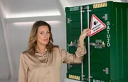 Antimaterie geh&ouml;rt zu den r&auml;tselhaftesten Stoffen der Physik. Forschende entwickeln derzeit Systeme, um die extrem empfindlichen Teilchen erstmals &uuml;ber gr&ouml;&szlig;ere Entfernungen zu transportieren. Wie Antimaterie erstmals auf Reisen geschickt werden soll, erkl&auml;rt Anja Reschke in &bdquo;Wissen vor acht &ndash; Zukunft&ldquo;.