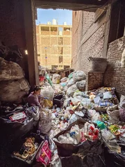 Das Kairoer Viertel Manschiyyet Nasser wird umgangssprachlich auch „Garbage City“ genannt. Viele Menschen leben dort von der Sammlung, Sortierung und Weiterverarbeitung des Mülls aus Kairo. Hier beginnt auch die Lieferkette für recycelten Kunststoff, der später unter anderem auch bei L’Oréal zum Einsatz kommt. Das Kairoer Viertel Manschiyyet Nasser wird umgangssprachlich auch „Garbage City“ genannt. Viele Menschen leben dort von der Sammlung, Sortierung und Weiterverarbeitung des Mülls aus Kairo. Hier beginnt auch die Lieferkette für recycelten Kunststoff, der später unter anderem auch bei L’Oréal zum Einsatz kommt.