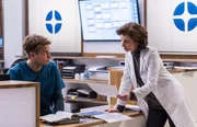 Prof. Dr. Karin Patzelt (Marijam Agischewa, r.) ist interessiert an Dr. Mikko Rantalas (Luan Gummich, l.) Patientenfall, der eine herausfordernde Operation mit sich bringt.