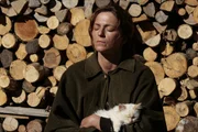 Die Frau (Martina Gedeck) mit ihrer Katze "Perle".