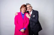 Christine Westermann (l) und Götz Alsmann blicken zurück auf legendäre 20 Jahre "Zimmer frei!". Sie erinnern sich an besondere Gäste, Situationen, die sie als Moderationsduo geprägt haben und geben Einblicke hinter die Kulissen der Sendung. Christine Westermann (l) und Götz Alsmann blicken zurück auf legendäre 20 Jahre "Zimmer frei!". Sie erinnern sich an besondere Gäste, Situationen, die sie als Moderationsduo geprägt haben und geben Einblicke hinter die Kulissen der Sendung.