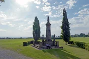 Ladislav Prokop und Jan Hrubecký beim Denkmal der „Batterie der Toten“ auf dem Schlachtfeld von Königgrätz. Ladislav Prokop und Jan Hrubecký beim Denkmal der „Batterie der Toten“ auf dem Schlachtfeld von Königgrätz.