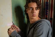 In einer Backstube wird der Vermieter des Hauses tot aufgefunden und von der Bäckerin fehlt jede Spur. So wird Louis Paschke (Marven Gabriel), der Azubi der Bäckerei, befragt. Er selbst gibt an, nicht zu wissen, wo seine Chefin sein könnte. Jedoch verstrickt er sich zunehmend in Falschaussagen. Hat er etwas mit der Tat zu tun oder deckt er die Bäckerin? In einer Backstube wird der Vermieter des Hauses tot aufgefunden und von der Bäckerin fehlt jede Spur. So wird Louis Paschke (Marven Gabriel), der Azubi der Bäckerei, befragt. Er selbst gibt an, nicht zu wissen, wo seine Chefin sein könnte. Jedoch verstrickt er sich zunehmend in Falschaussagen. Hat er etwas mit der Tat zu tun oder deckt er die Bäckerin?