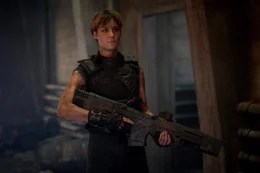 Die Elitesoldatin Grace (Mackenzie Davis) wurde durch Implantate modifiziert, um ihre F&auml;higkeiten zu verbessern und ihre Kampfkraft zu st&auml;rken.