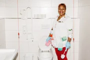 Jenny sorgt für Sauberkeit in öffentlichen Toiletten. Mit viel Humor meistert Jenny ihren Arbeitsalltag. Jenny sorgt für Sauberkeit in öffentlichen Toiletten. Mit viel Humor meistert Jenny ihren Arbeitsalltag.