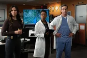 (v.l.n.r.) Jessica Knight (Katrina Law); Kasie Hines (Diona Reasonover); Dr. Jimmy Palmer (Brian Dietzen)