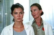 Sofia (Gudrun Gundelach, re.) eröffnet Jule (Anke Rähm), dass sie ihre Enkeltochter ist. Zunächst bleibt Jule kühl, doch schließlich überwiegt der Wunsch nach einer eigenen Familie. Sofia (Gudrun Gundelach, re.) eröffnet Jule (Anke Rähm), dass sie ihre Enkeltochter ist. Zunächst bleibt Jule kühl, doch schließlich überwiegt der Wunsch nach einer eigenen Familie.