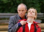Alex Murnau (Andreas Stoek) bedroht Karin Thaler (Roswitha Meyer) mit dem Messer. Der brutale Gangster droht einem nach dem anderen umzubringen, bis er das Geld bekommt.