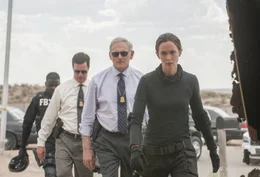 Als Kate (Emily Blunt, r.) hinter einer Wand dutzende Leichen findet, deute laut Dave Jennings (Victor Garber, 2.v.l.) alles darauf hin, dass diese im Zusammenhang mit dem Drogenkrieg stehen. Noch hat sie keine Ahnung, welche Folgen ihr Fund mit sich bringen wird ...