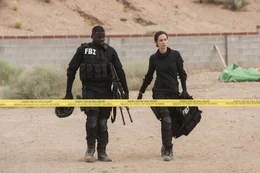 Bei einem Einsatz mit ihrem Kollegen Reggie (Daniel Kaluuya, l.) werden M&auml;nner aus ihrem Team get&ouml;tet. Kate (Emily Blunt, r.) beschlie&szlig;t daher dem Drogenboss Diaz den Kampf anzusagen und ihn zu Rechenschaft zu ziehen ...