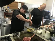 Starkoch Frank Rosin (r.) muss in Koch Stefan Wolbeck (l.) schnellstm&ouml;glich die Lebensgeister wecken, sonst droht dem "Kastanienhof" in Kitzingen das Ende.