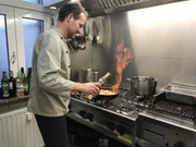 Hilfe vom Sternekoch: Dank den Tipps von Frank Rosin geht es in der Küche von Jürgen Bender (Foto) in "Benders Gaststube" nun heiß her ... Hilfe vom Sternekoch: Dank den Tipps von Frank Rosin geht es in der Küche von Jürgen Bender (Foto) in "Benders Gaststube" nun heiß her ...
