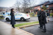 Watson (Lucy Liu, r.), Gregson (Aidan Quinn, M.) und Bell (Jon Michael Hill, r.) sind sich nicht sicher, ob sie bei den Ermittlungen die richtige Spur verfolgen. Wie sollen weiter vorgehen?