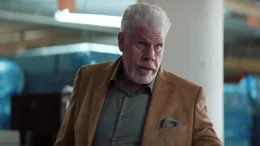 Gangsterboss Charlie Conner (Ron Pearlman)