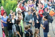 Die sechsköpfige Familie wird nach der Renovierung ihres Hauses von Eva Brenner, Daniel Kraft und ganz vielen Menschen in Empfang genommen. Die sechsköpfige Familie wird nach der Renovierung ihres Hauses von Eva Brenner, Daniel Kraft und ganz vielen Menschen in Empfang genommen.