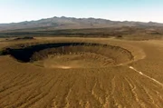 Mehr als 400 Vulkankegel und zehn ruhende Krater aus schwarzem Lavagestein gibt es im Reservat El Pinacate in der Sonora-Wüste. Mehr als 400 Vulkankegel und zehn ruhende Krater aus schwarzem Lavagestein gibt es im Reservat El Pinacate in der Sonora-Wüste.