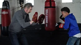 Thug (Liam Neeson) versucht, seine Fehler zu korrigieren und wieder den Kontakt zu seinen Kindern aufzubauen.  (Foto,,, re.: Terrence Pulliam)