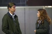 Der Sohn eines Parf&uuml;m-Moguls ger&auml;t nach dessen gewaltsamen Tod unter Mordverdacht, doch Laura (Debra Messing, r.) ist sich nicht sicher, ob John (Jerry O'Connell, l.) seinen Vater wirklich ermordet hat, um an sein Erbe zu kommen ...