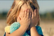Die zweijährige Maya (Ella Brunetto) muss mit ansehen, was mit ihrem Bruder geschieht. Die zweijährige Maya (Ella Brunetto) muss mit ansehen, was mit ihrem Bruder geschieht.