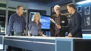 (v.l.) Nick (George Eads), Julie (Elisabeth Shue), D.B. Russell (Ted Danson) und Mac Taylor (Gary Sinise) suchen nach Hinweisen auf den Verbleib von Taylors entf&uuml;hrter Freundin.