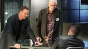 Mac Taylor (Gary Sinise, l.) und D.B. Russell (Ted Danson, M.) vernehmen einen Verd&auml;chtigen und erhoffen sich Hinweise auf den Verbleib von Macs entf&uuml;hrter Freundin.
