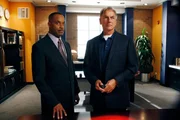 Werden mit einem neuen Fall beauftragt: Vance (Rocky Carroll, l.) und Gibbs (Mark Harmon, r.) ... Werden mit einem neuen Fall beauftragt: Vance (Rocky Carroll, l.) und Gibbs (Mark Harmon, r.) ...