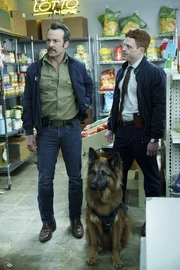 Mike Franks (Kyle Schmid, l.); Bernard Randolf (Caleb Foote, r.)