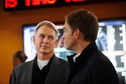 Da Ziva unter Verdacht steht, den Ex-Marines Daniel Cryer ermordet zu haben, versuchen Gibbs (Mark Harmon, l.) und Tony (Michael Weatherly, r.) ihre Unschuld zu beweisen ... Da Ziva unter Verdacht steht, den Ex-Marines Daniel Cryer ermordet zu haben, versuchen Gibbs (Mark Harmon, l.) und Tony (Michael Weatherly, r.) ihre Unschuld zu beweisen ...