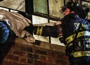Chicago Fire Helden &ndash; Better to Lie, Staffel 1, Episode 17. Dramatische Rettung: Taylor Kinney als Kelly Severide