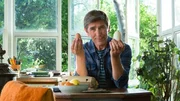 Fritz Fuchs (Guido Hammesfahr) will herausfinden, von welchem Vogel das riesige Ei stammt. Fritz Fuchs (Guido Hammesfahr) will herausfinden, von welchem Vogel das riesige Ei stammt.
