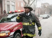 Chicago Fire: Ein Blick ist nur ein Blick &ndash; Viral, Staffel 1, Episode 16. Muss eine brenzlige Situation managen: Eamonn Walker als Chief Boden