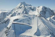 In den Alpen wollen einige Skigebiete Wirtschaft und Gletscherschutz unter einen Hut bringen.