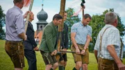 Vier Jochträger tragen das gesamte Gewicht der 14,5 Meter langen Pestkerze. Vier Jochträger tragen das gesamte Gewicht der 14,5 Meter langen Pestkerze.