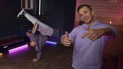 Eric Mayer trifft seinen Breaking Coach in der Sendung ein zweites Mal bei einem Breaking-Wettkampf, bei dem er in die Atmosphäre und die Community der Breaking-Szene näher eintaucht. Eric Mayer trifft seinen Breaking Coach in der Sendung ein zweites Mal bei einem Breaking-Wettkampf, bei dem er in die Atmosphäre und die Community der Breaking-Szene näher eintaucht.