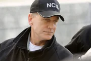 Während Abby (Pauley Perrette, r.) vom FBI in ein Versuchslabor versetzt, um ein Heilmittel für eine ominöse Krankheit zu entwickeln, da der leitende Mediziner spurlos verschwunden ist, untersucht Gibbs (Mark Harmon, l.) den Mord an einem Petty Officer. Nach und nach stellt sich raus, dass beide Fälle miteinander zu tun haben ... Während Abby (Pauley Perrette, r.) vom FBI in ein Versuchslabor versetzt, um ein Heilmittel für eine ominöse Krankheit zu entwickeln, da der leitende Mediziner spurlos verschwunden ist, untersucht Gibbs (Mark Harmon, l.) den Mord an einem Petty Officer. Nach und nach stellt sich raus, dass beide Fälle miteinander zu tun haben ...