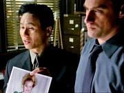 Dr. Huang (B.D. Wong, l.) erstellt ein T&auml;terprofil, das Stabler (Christopher Meloni) bei der Suche nach dem M&ouml;rder helfen soll.