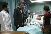Und wieder hat Jeff (Paul Rae, 2.v.r.), Debs (Chad Morgan, r.) Ehemann, einen Ohnmachtsanfall erlitten. Im Gegensatz zu Dr. Lawrence Kutner (Kal Penn, l.) ist Dr. Gregory House (Hugh Laurie, 2.v.l.) überzeugt, dass das extreme Harmoniebedürfnis des Patienten Symptom einer Krankheit ist. Und wieder hat Jeff (Paul Rae, 2.v.r.), Debs (Chad Morgan, r.) Ehemann, einen Ohnmachtsanfall erlitten. Im Gegensatz zu Dr. Lawrence Kutner (Kal Penn, l.) ist Dr. Gregory House (Hugh Laurie, 2.v.l.) überzeugt, dass das extreme Harmoniebedürfnis des Patienten Symptom einer Krankheit ist.