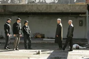 Gemeinsam wollen sie den Gangsterboss Jonathan Siravo und sein Verbrecher-Imperium hochgehen lassen: CIA-Agent Kort (David Dayan Fisher, r.), Gibbs (Mark Harmon, 2.v.r.), Ziva (Cote de Pablo, M.), Tony (Michael Weatherly, 2.v.l.) und McGee (Sean Murray, l.) ... Gemeinsam wollen sie den Gangsterboss Jonathan Siravo und sein Verbrecher-Imperium hochgehen lassen: CIA-Agent Kort (David Dayan Fisher, r.), Gibbs (Mark Harmon, 2.v.r.), Ziva (Cote de Pablo, M.), Tony (Michael Weatherly, 2.v.l.) und McGee (Sean Murray, l.) ...