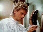 Mittels Telefonhörer und Lautsprecher versucht MacGyver (Richard Dean Anderson), einen Safe zu öffnen. Mittels Telefonhörer und Lautsprecher versucht MacGyver (Richard Dean Anderson), einen Safe zu öffnen.