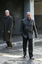 Der CIA-Agent Kort (David Dayan Fisher, r.) bittet Gibbs (Mark Harmon, l.) um Hilfe bei einem Fall, denn er will den Gangsterboss Siravo und dessen Imperium hochgehen lassen ... Der CIA-Agent Kort (David Dayan Fisher, r.) bittet Gibbs (Mark Harmon, l.) um Hilfe bei einem Fall, denn er will den Gangsterboss Siravo und dessen Imperium hochgehen lassen ...