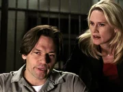Tommy Hedges (Eric Thal, li.) hat ein 9-j%hriges M%dchen Mi?braucht und get^tet. Die Anleitung f&cedil;r dieses Verbrechen hat er aus dem Internet. Alex (Stephanie March, re.) versucht den Betreiber der Website wegen Mitt%terschaft anzuklagen...