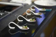 Egal ob gutbürgerlich oder haute cuisine, ob bayrisch oder französisch, ob mit Fleisch oder vegetarisch – nur der Geschmack zählt bei „The Taste“. Die Spitzenköche Tim Mälzer, Lea Linster, Frank Rosin und Alexander Herrmann probieren die Gerichte ohne zu wissen, wer sie gekocht hat. Das Besondere bei „The Taste“: Alle Komponenten der Speise müssen auf einem Löffel angerichtet werden ... Egal ob gutbürgerlich oder haute cuisine, ob bayrisch oder französisch, ob mit Fleisch oder vegetarisch – nur der Geschmack zählt bei „The Taste“. Die Spitzenköche Tim Mälzer, Lea Linster, Frank Rosin und Alexander Herrmann probieren die Gerichte ohne zu wissen, wer sie gekocht hat. Das Besondere bei „The Taste“: Alle Komponenten der Speise müssen auf einem Löffel angerichtet werden ...