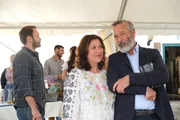 Vinz Huber (Michael Roll, r.) ist zwar wieder in einer neuen Beziehung, aber f&uuml;hlt sich von Eva Lorenz (Eva Mattes, M.) einfach besser verstanden. Im Hintergrund: Aaron Kolberg (Matthias Ziesing, l.).