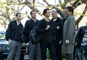 Als eines Nachts ein Navy Captain erschossen wird, werden McGee (Sean Murray, l.), Tony (Michael Weatherly, 2.v.l.), Ziva (Cote de Pablo, M.), Gibbs (Mark Harmon, 2.v.r.) und Detective Philip McCadden (Adam Kaufman, r.) mit dem Fall vertraut gemacht ... Als eines Nachts ein Navy Captain erschossen wird, werden McGee (Sean Murray, l.), Tony (Michael Weatherly, 2.v.l.), Ziva (Cote de Pablo, M.), Gibbs (Mark Harmon, 2.v.r.) und Detective Philip McCadden (Adam Kaufman, r.) mit dem Fall vertraut gemacht ...
