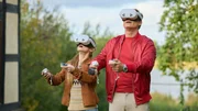 Dr. Nice (Patrick Kalupa, r.) und Charlie (Josefine Preuß, l.) testen die neuen 3D-Simulation-Brillen mit der sie Operationen digital üben können. Dr. Nice (Patrick Kalupa, r.) und Charlie (Josefine Preuß, l.) testen die neuen 3D-Simulation-Brillen mit der sie Operationen digital üben können.