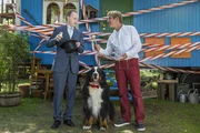 Floh-Alarm! Herr Kluthe vom Ordnungsamt (Holger Handtke, l.) stellt den gesamten Bauwagen von Fritz Fuchs (Guido Hammesfahr, r.) unter Quarantäne. Floh-Alarm! Herr Kluthe vom Ordnungsamt (Holger Handtke, l.) stellt den gesamten Bauwagen von Fritz Fuchs (Guido Hammesfahr, r.) unter Quarantäne.