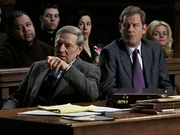 Barry Moredock (John Cullum, li.), Alex' ehemaliger Lehrer, hat die Verteidigung von Stanley Billings (Brian Kerwin, re.) &cedil;bernommen. Ihm wird Beihilfe zum Mord vorgeworfen, weil er auf seiner Website eine Anleitung zu diesem ver^ffentlicht hat...