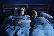 Die Freundinnen Lena Lorenz (Judith Hoersch, l.) und Julia Obermeier (Liane Forestieri, r.) haben beide gerade eine schwere Zeit.