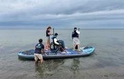 Als Rollstuhlfahrer auf einem SUP in die Ostsee &ndash; das Pflegeteam des &bdquo;Nurse Club Rostock&ldquo; macht es m&ouml;glich &ndash; in Warnem&uuml;nde.